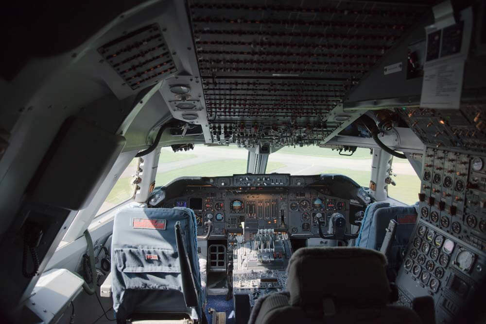 cockpit jumbo jet 747