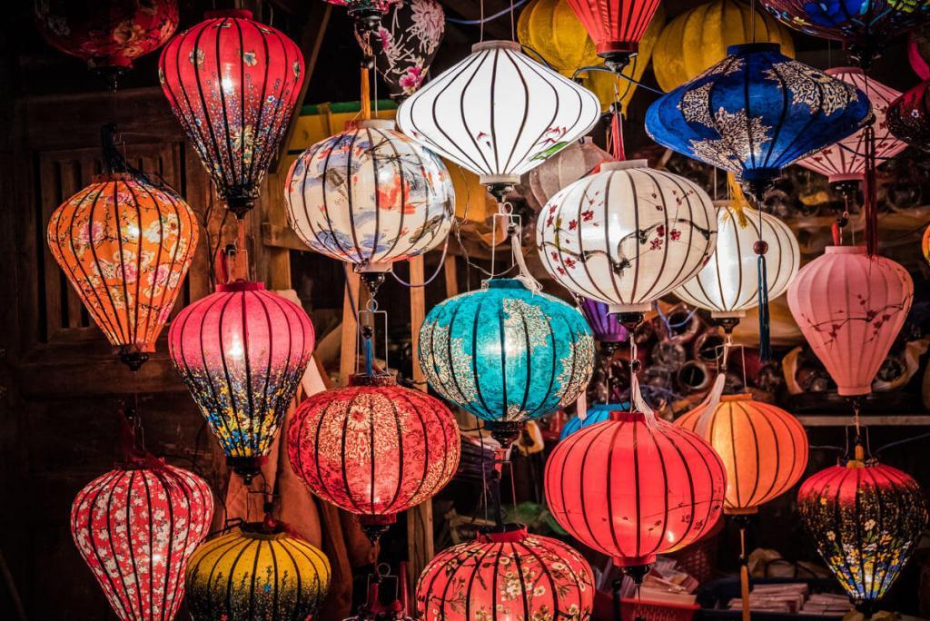 Lampionnen in Vietnam geven de markt extra sfeer. 