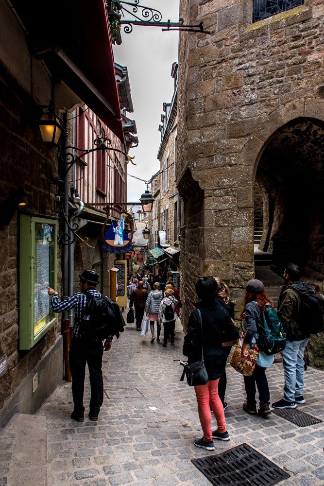 kleine middeleeuwse straatjes bij mont saint michel
