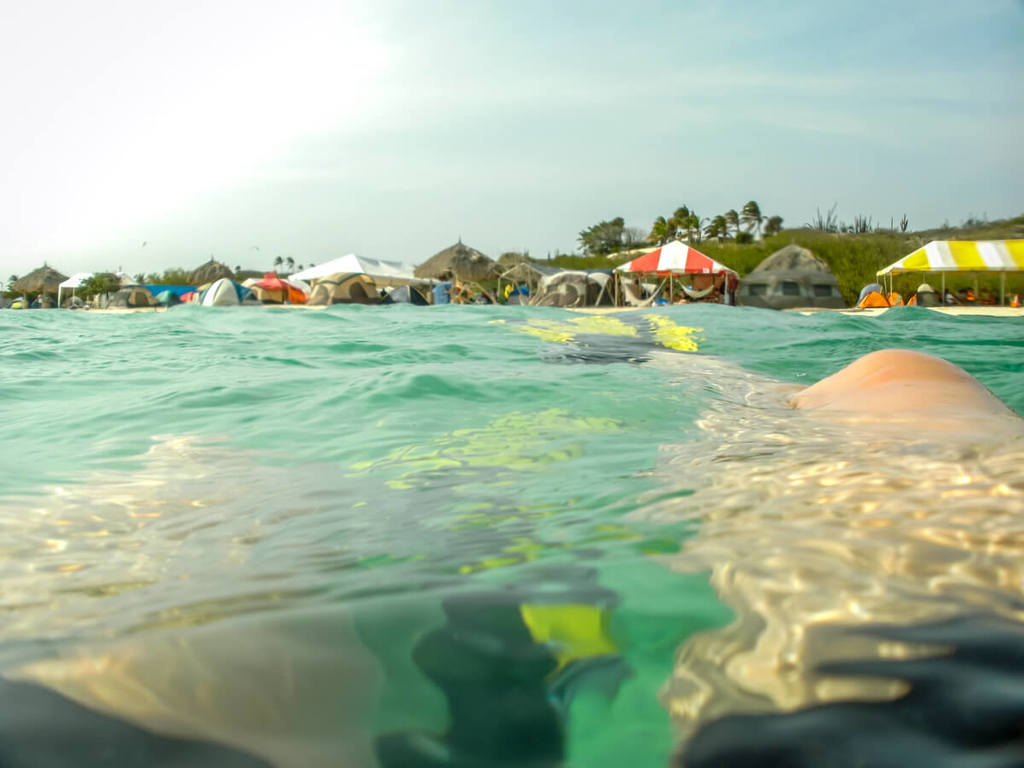aruba biedt bezienswaardigheden boven en onder water, even bijkomen tijdens het snorkelen. 